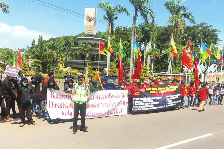 Ratusan Polisi Amankan Peringatan Hari Buruh di Gresik, Ini Tuntutan Buruh dan Mahasiswa