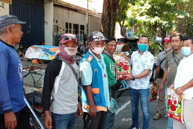 Komunitas Wartawan Gresik Berkolaborasi dengan Baznas Bagikan Zakat