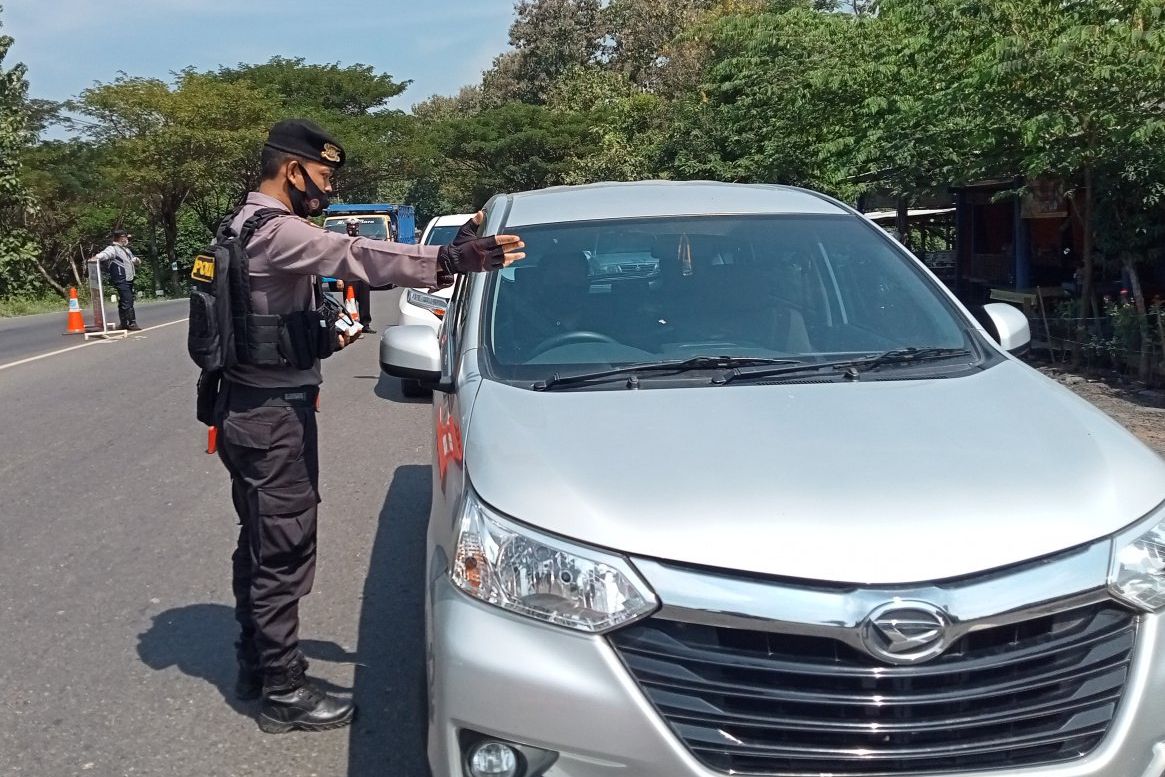 Penyekatan Diperpanjang, Petugas Tes Rapid Antigen di Perbatasan Madiun-Nganjuk 