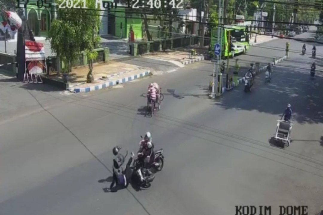 Viral, Tabrakan Dua Perempuan Pengendara Motor di Probolinggo Berujung Perkelahian