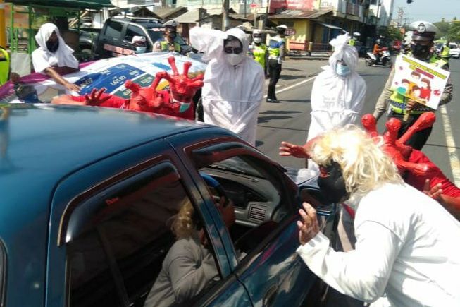 Anggota Lantas Polres Probolinggo Lakukan Edukasi Tertib Prokes Menggunakan Kostum Pocong