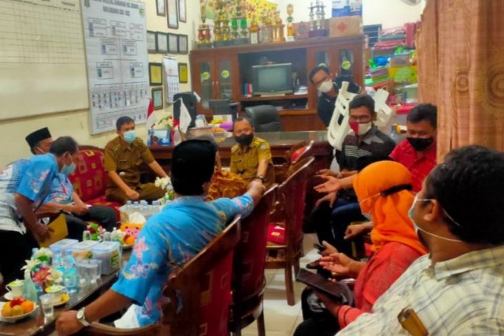 Lebih Dekat dengan Warga, Camat di Surabaya Mulai Ngantor dan Buka Layanan di Balai RW