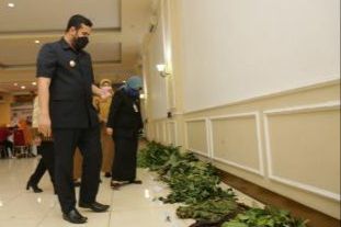 Manfaatkan Potensi Alam, Pengrajin Batik Probolinggo Dilatih <em>Ecoprint</em>