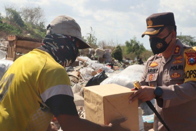 Pandemi Covid-19, TNI/Polri Beri Bantuan Sembako ke Pemulung di Gresik