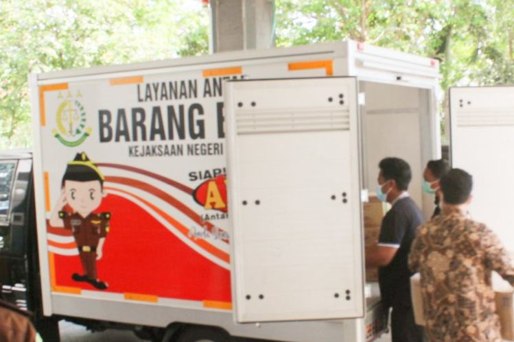 Mobil Barang Bukti Kejari Gresik Bantu Pendistribusian Barang Medis Covid-19