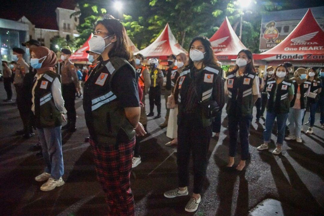 Aparat dan Relawan Surabaya Pakai Cara Humanis Ingatkan Warga Aturan PPKM Darurat