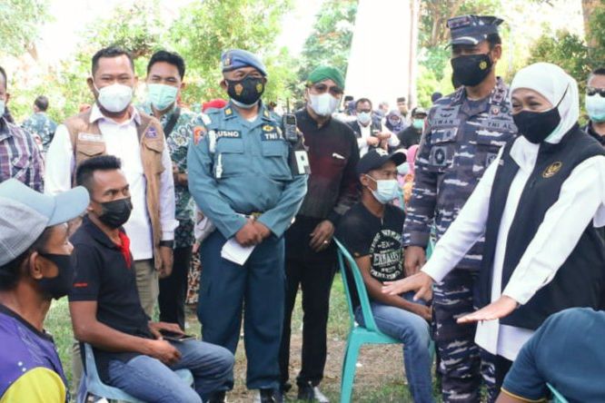Khofifah dan Pangkoarmada II Tinjau Vaksinasi Massal di Pulau Bawean
