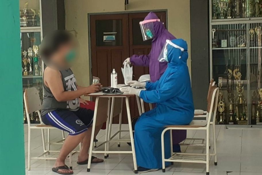 Petugas Puskesmas di Surabaya Rutin Periksa Warga yang Dirawat di Rumah Sehat
