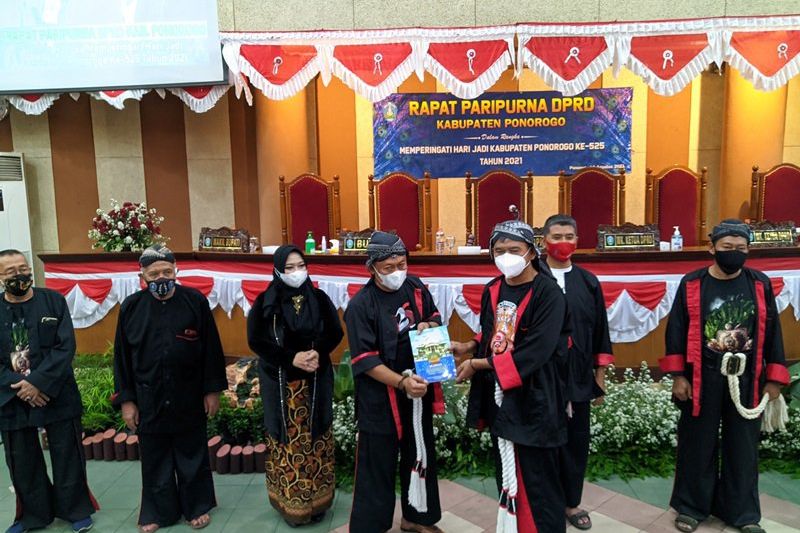 HUT Ponorogo ke-525, DPRD Ponorogo Terbitkan Buku dan Potong Tumpeng