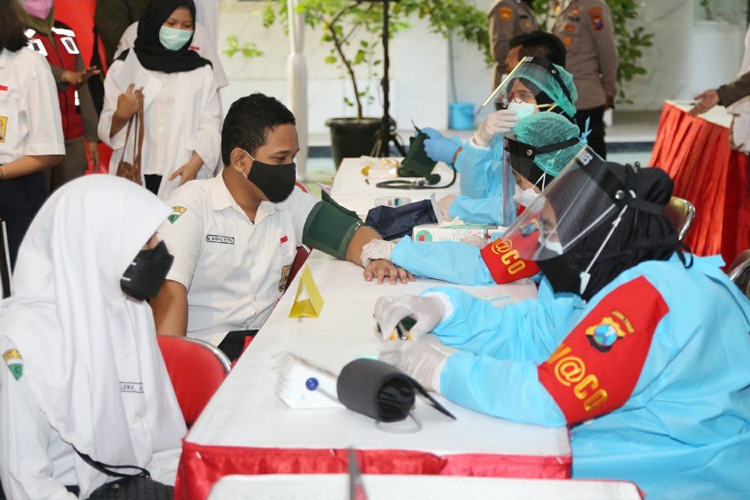 Vaksinasi Covid-19 Dosis Pertama di Surabaya Hampir 100 Persen