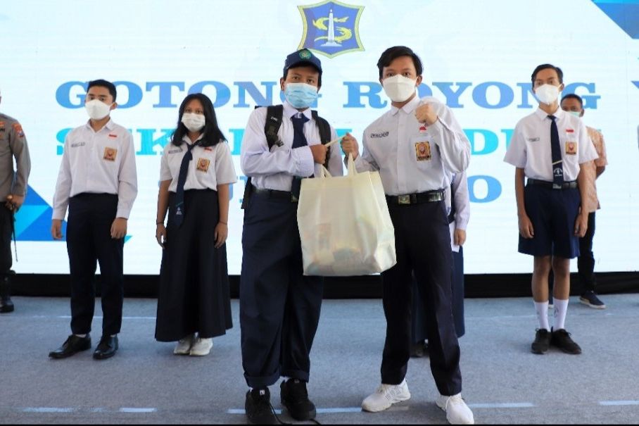 Sesama Pelajar Surabaya Beri Bantuan Pelajar Terdampak Covid-19