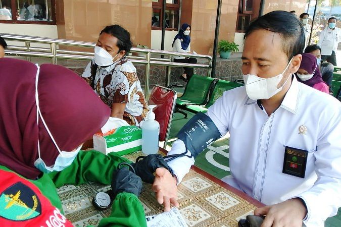 Cegah Covid-19, Keluarga Hakim dan Pegawai PN Gresik Divaksin