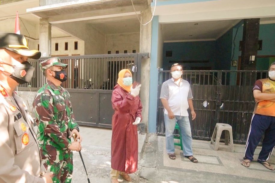 Aparat Gabungan di Gresik Jemput Warga Isoman ke Isoter secara Persuasif