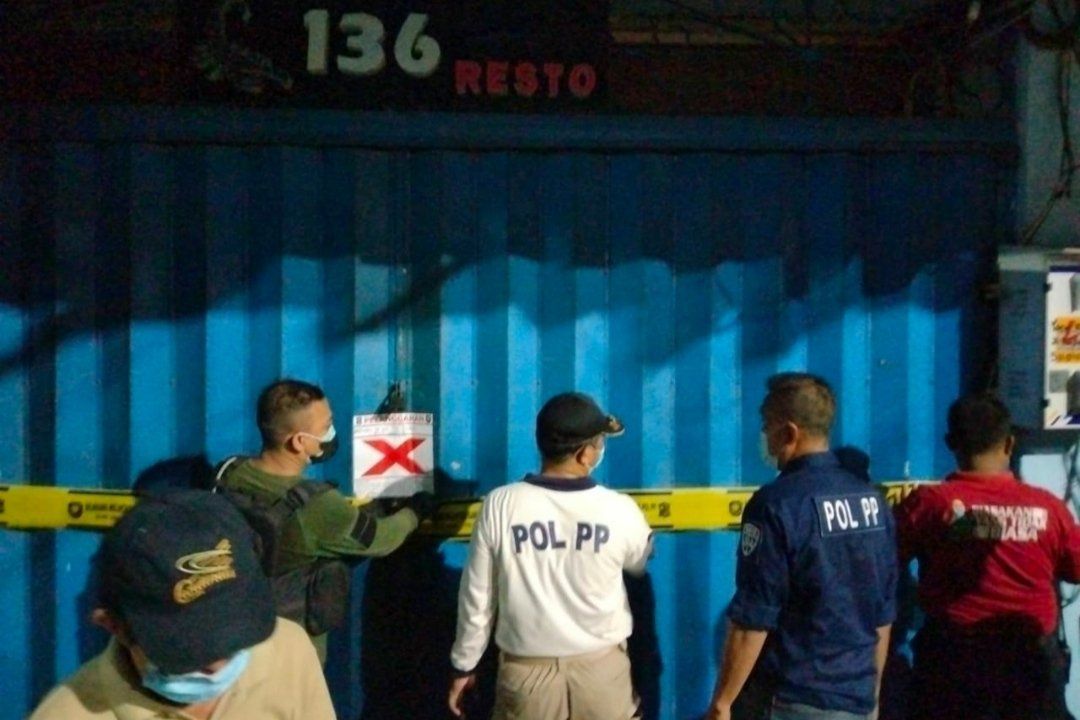 Langgar PPKM, Tempat Karaoke di Jalan Kusuma Bangsa Surabaya Disegel
