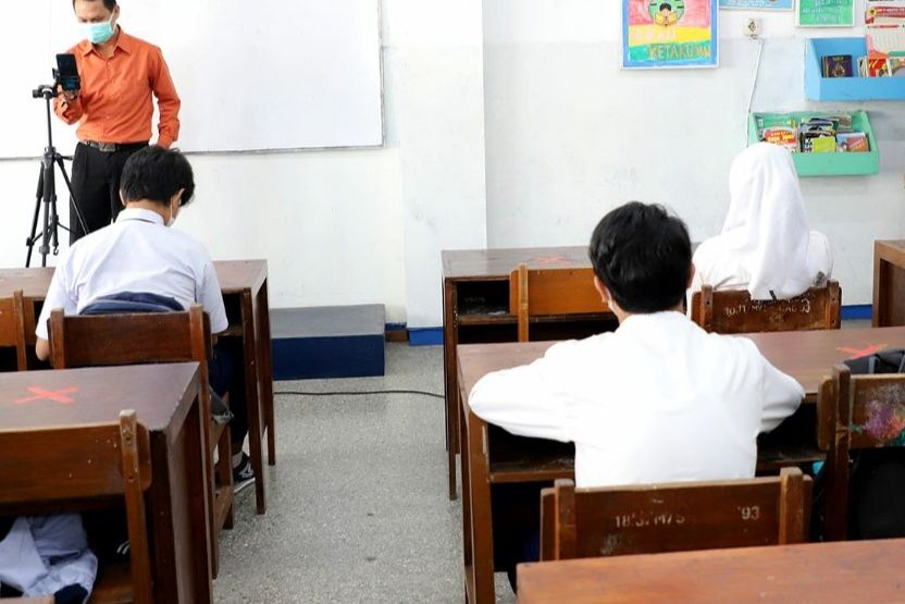 UMKM di Surabaya akan Produksi Seragam hingga Sepatu Sekolah