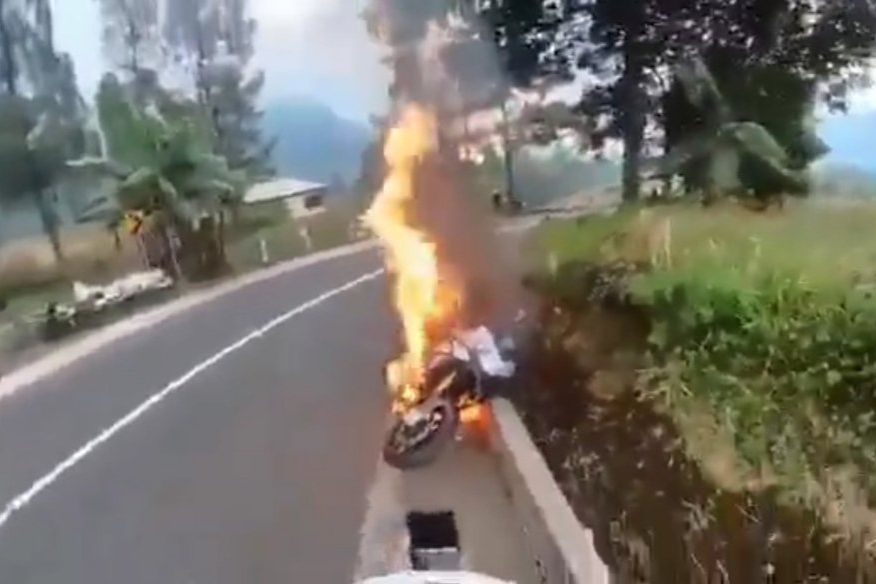 Moge Terbakar di Jalur Bromo Jadi Perbincangan Warganet