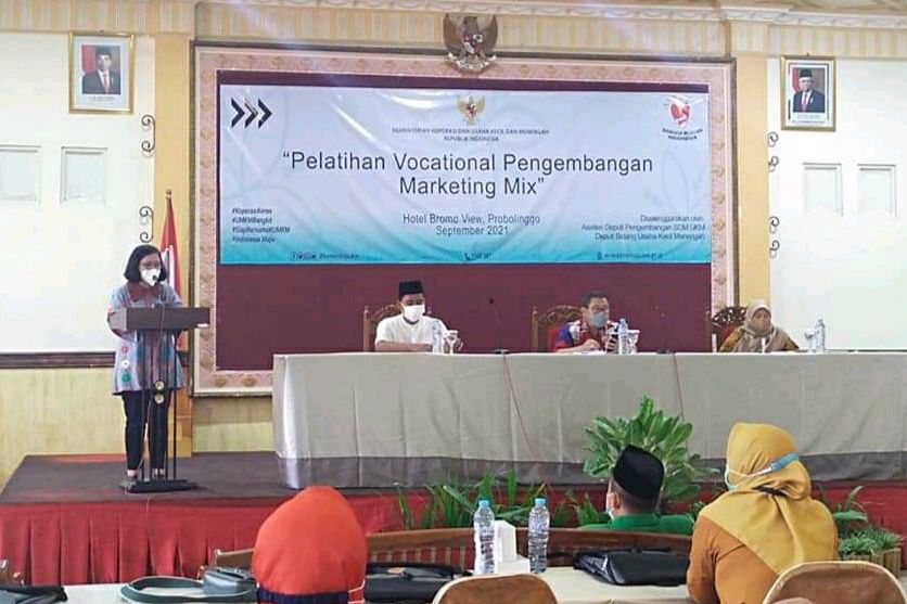 Pelaku UMKM Probolinggo Dapat Pelatihan Marketing Mix dari Kemenkop: