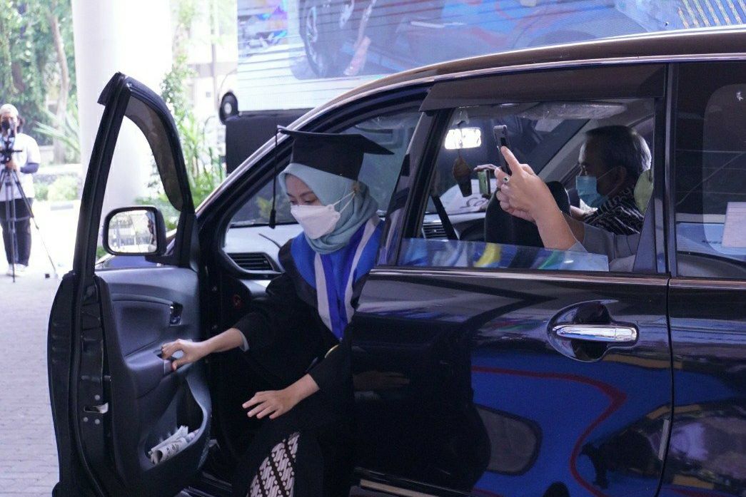 Gelar Wisuda Drive Thru, Ini Tiga Pesan Rektor ITS