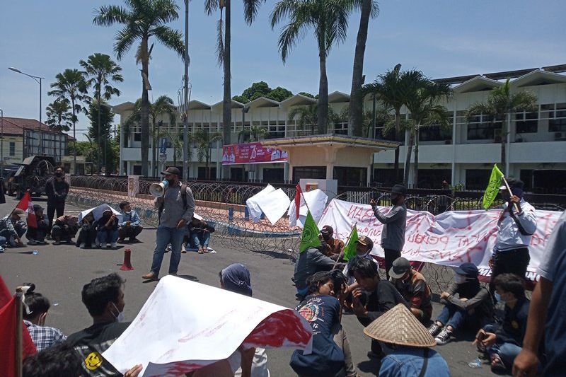 Warga Paseban dan GMNI Jember Tolak Tambang Pasir dan Tambak