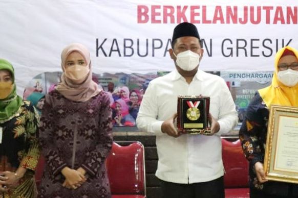 Gresik Raih Penghargaan Pemenuhan Kebutuhan Sanitasi dari Kemenkes