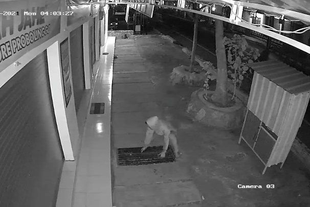 Terekam CCTV, Besi Penutup Selokan SMK Sore Probolinggo Dicuri