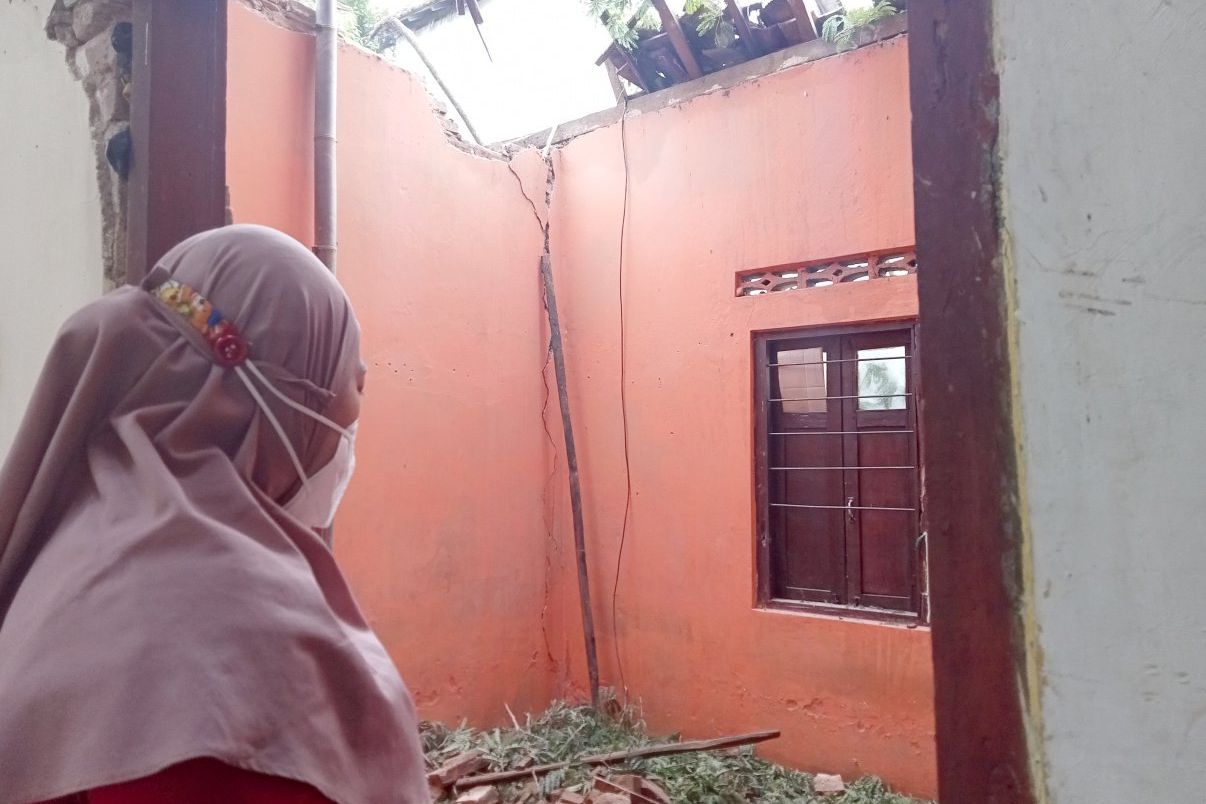 Angin Kencang, Pohon Tumbang Menimpa Rumah Warga Madiun