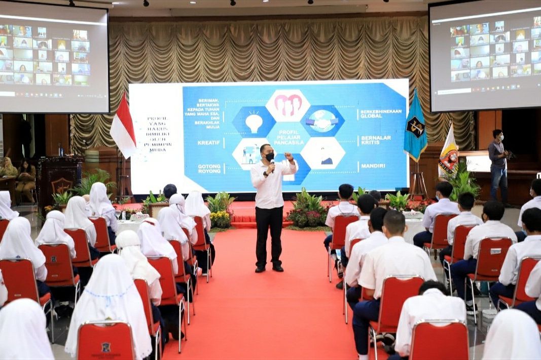 Pesan Eri tentang Pemimpin Muda pada Pelajar Surabaya