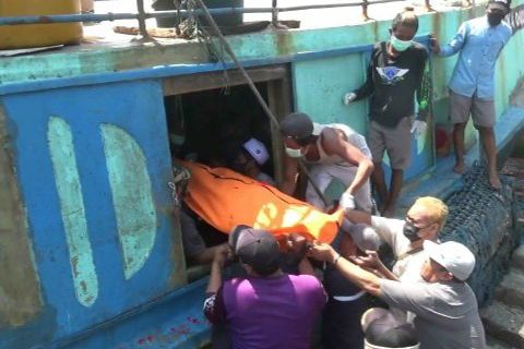 Tersengat Listrik, Jenazah Nahkoda KM Pulau Kijang Dibawa ke Probolinggo