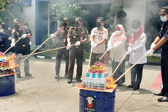 Jutaan Batang Rokok dan Barang Ilegal Dimusnahkan Bea Cukai Gresik