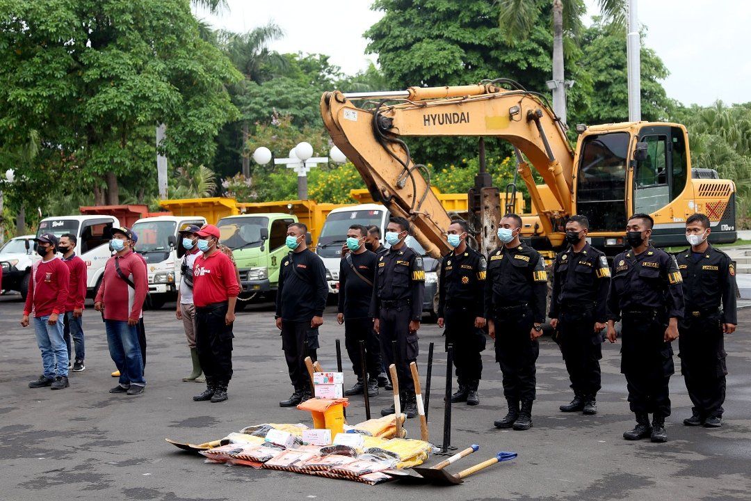 Surabaya Kirim Alat Berat dan Truk Pengangkut Bantu Banjir Kota Batu