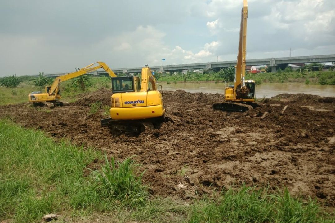 Pemkot Surabaya Terjunkan Alat Berat Bantu Keruk Kali Lamong di Gresik