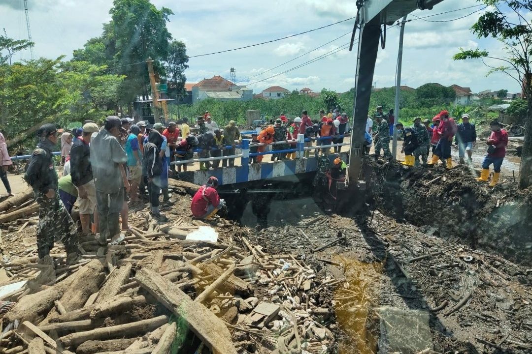 Satgas PU dan BPB Linmas Surabaya Bersihkan Material Longsor di Batu