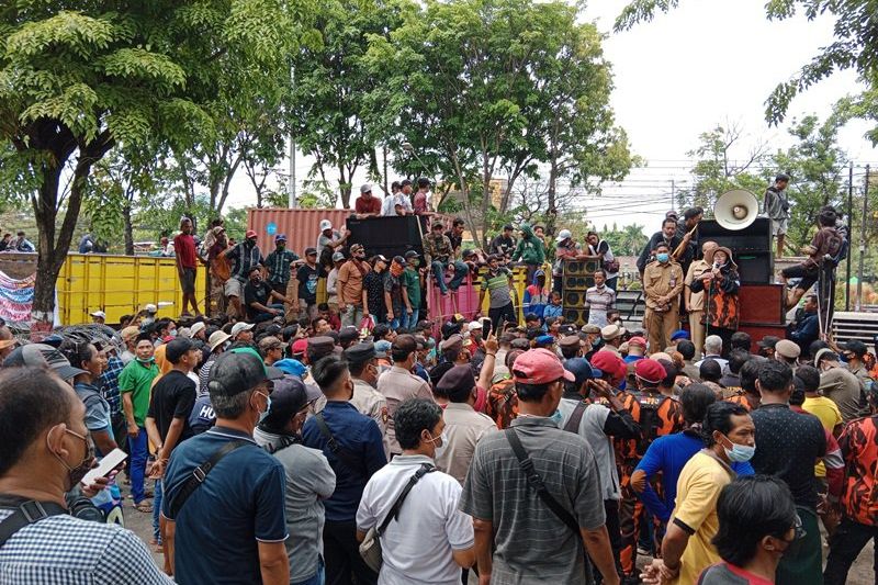 Massa Protes Aturan Vaksin Covid Dosis Dua dalam Pilkades di Probolinggo