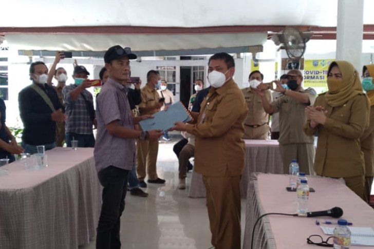 Warga Dringu Probolinggo Protes Bakal Calon Kades Petahana