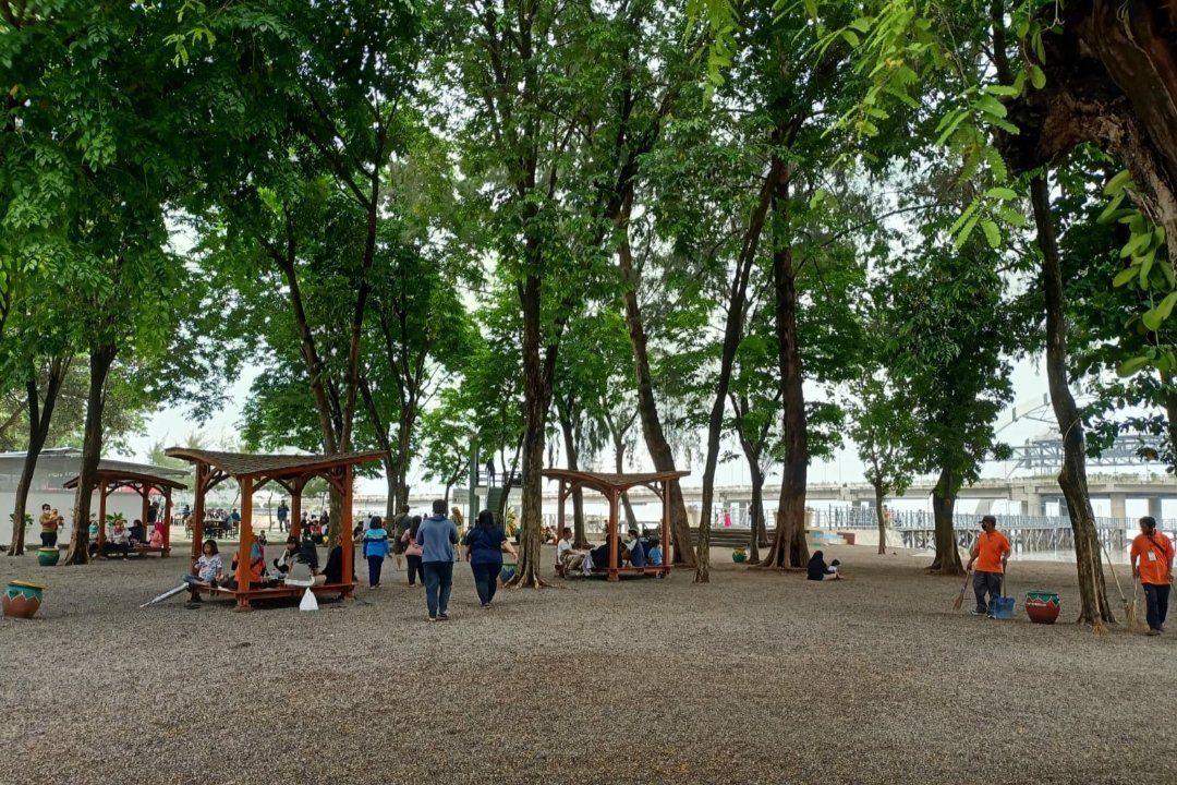 Prokes Ketat, Pengunjung Pantai Kenjeran Tak Izinkan Gelar Tikar