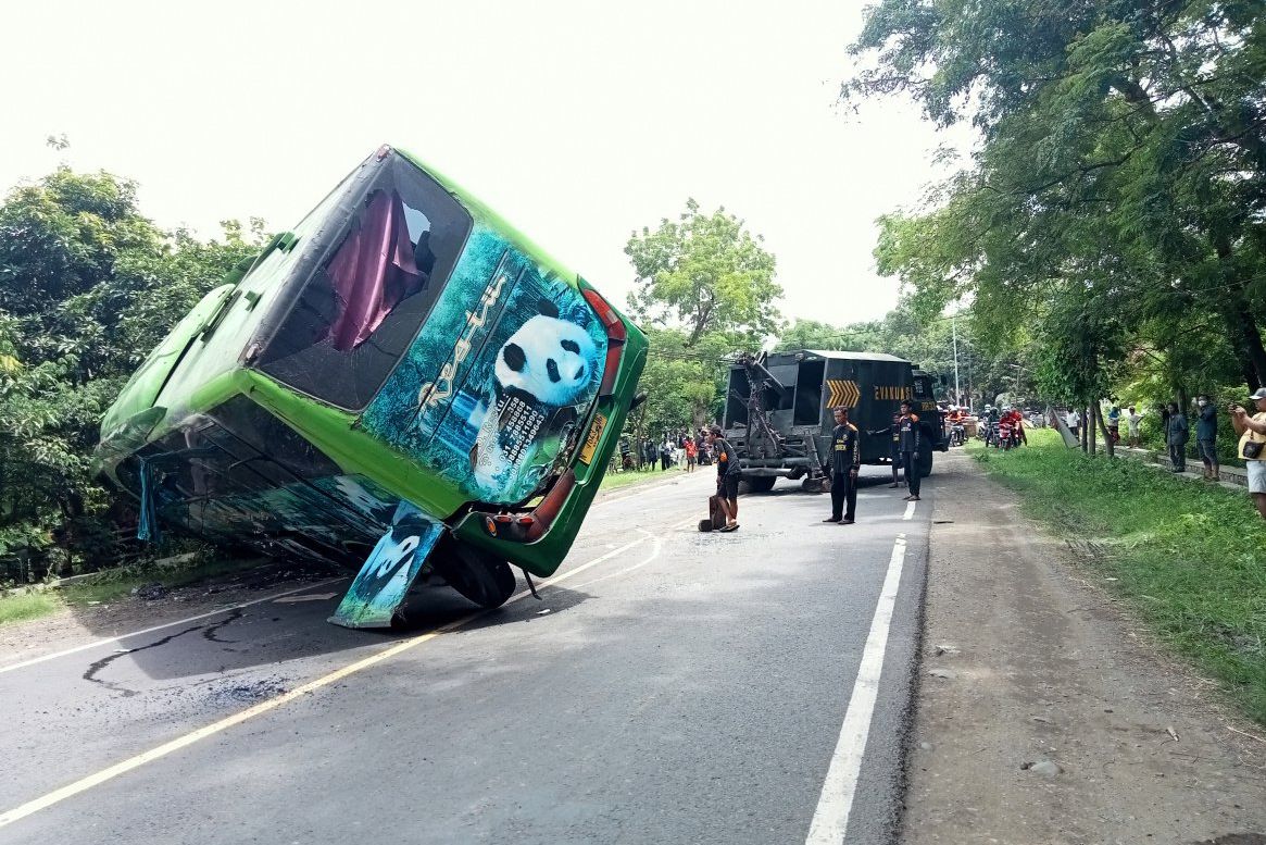 Ngebut, Bus Restu Terguling di Madiun