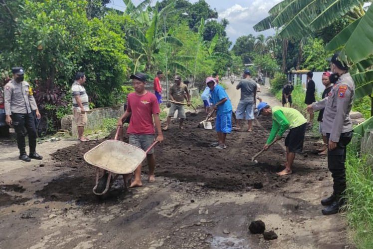 Warga Ngepoh Probolinggo Dibantu TNI dan Polri Perbaiki Jalan Rusak