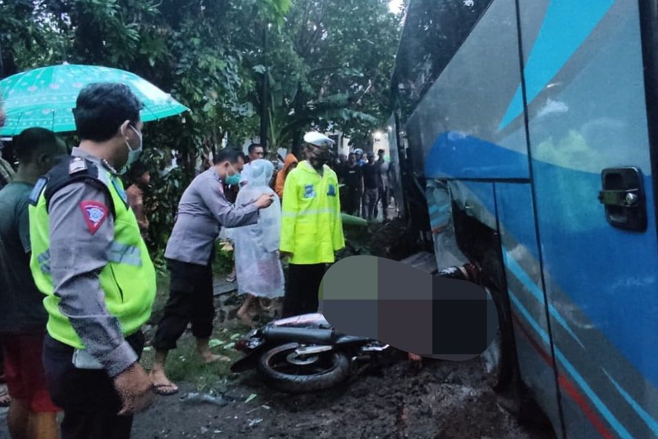 Pemotor Tewas Terjepit Bus Tergelincir di Pantura Probolinggo