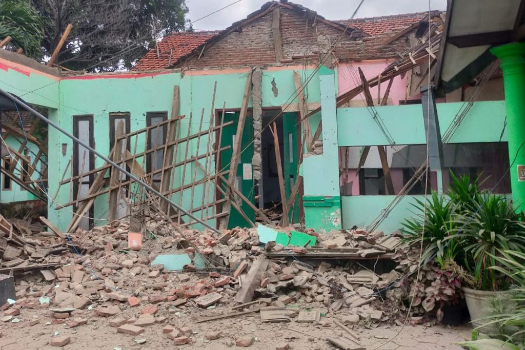 Lapuk, Atap Aula Kelurahan di Kota Probolinggo Ambruk