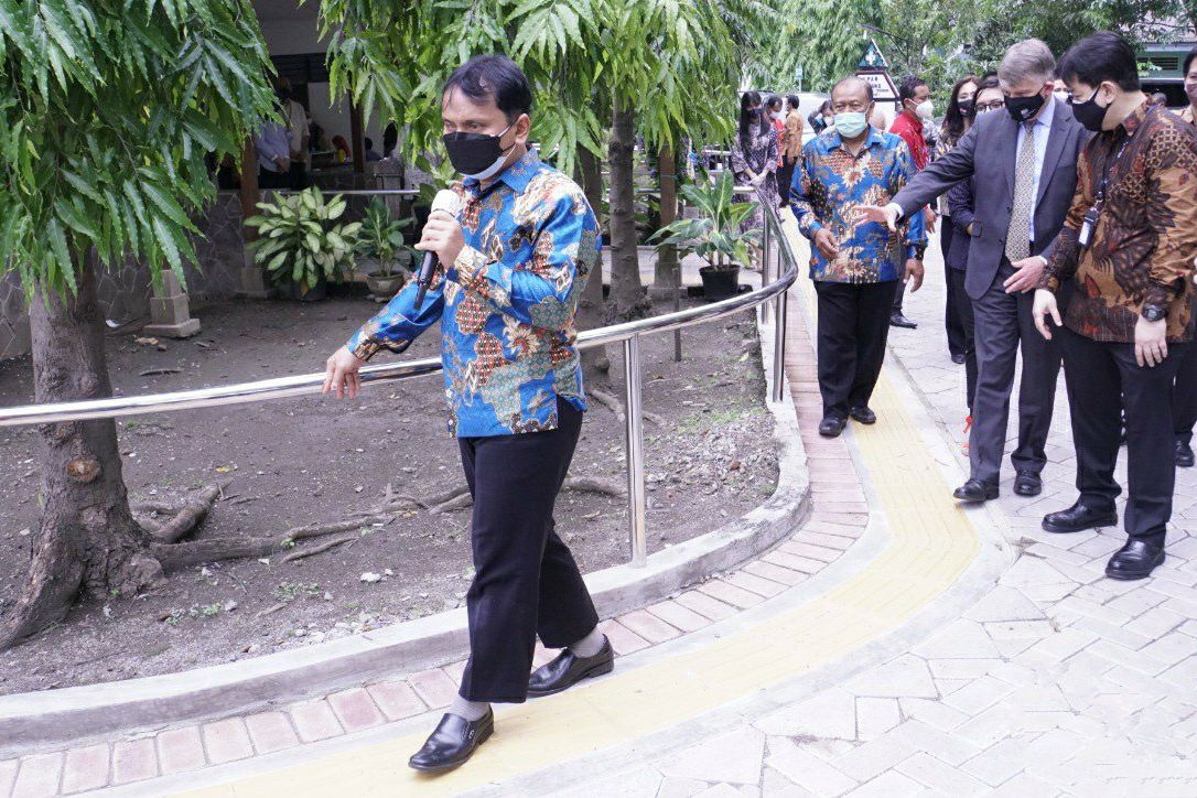 Dubes Inggris Resmikan Jalur Evakuasi Inklusif SMP-SMA LB Surabaya