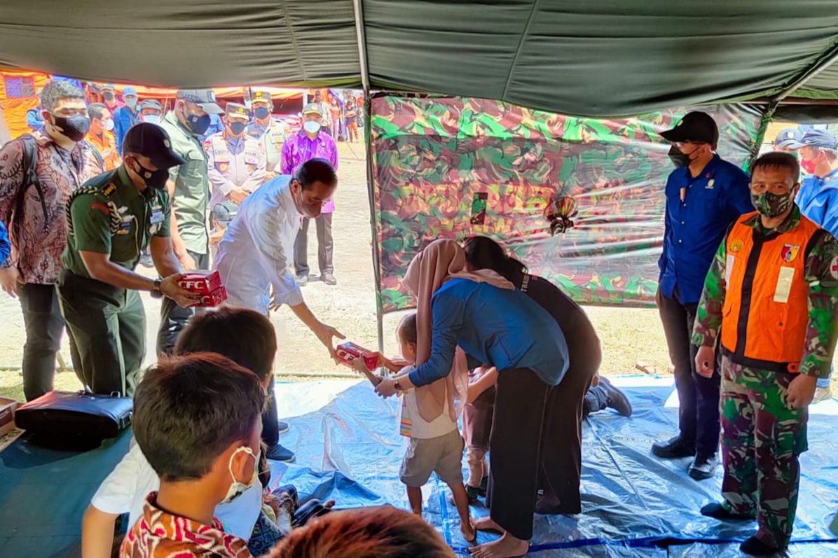Jokowi Temui Korban Erupsi Semeru, Janjikan Perbaikan Infrastruktur