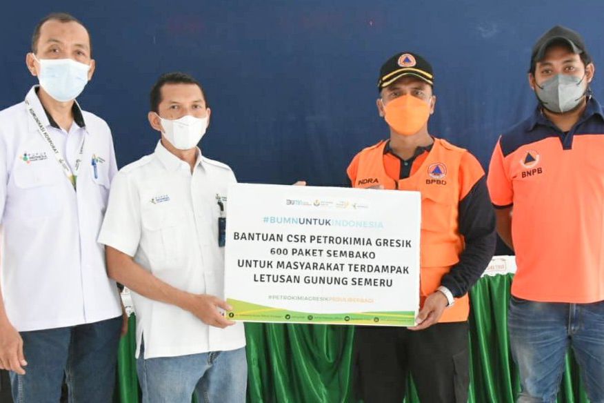 Petrokimia Gresik Salurkan 600 Paket Sembako bagi Korban Erupsi Semeru