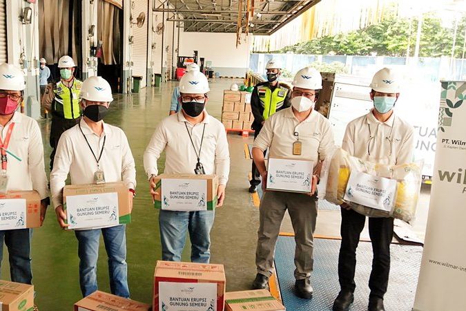 PT Wilmar Nabati Salurkan 5.000 Paket Sembako untuk Korban Erupsi Semeru