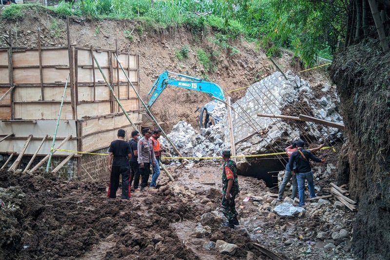 Polisi Tunggu Hasil Audit Proyek Jembatan Mijil Ponorogo yang Runtuh