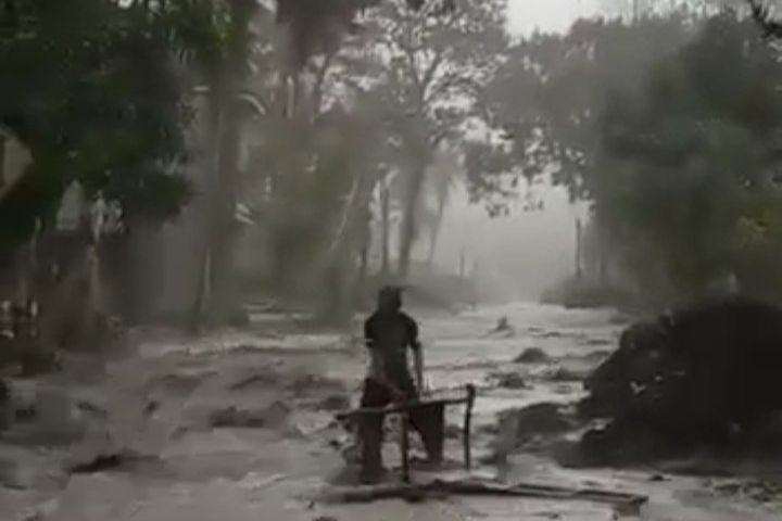 Semeru Kembali Erupsi, Banjir Lahar Dingin Landa Pemukiman Warga