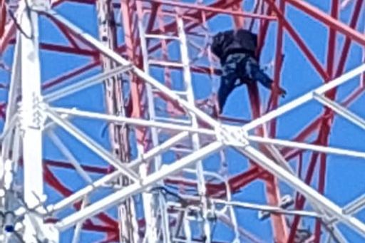 Merasa Cintanya Dipermainkan, Pemuda Probolinggo Nekat Naik Tower 80 Meter