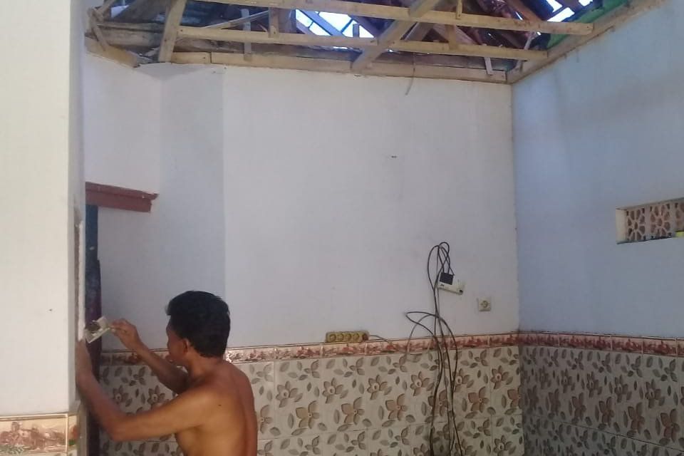 Atap Rumah Warga Probolinggo Runtuh Tersambar Petir