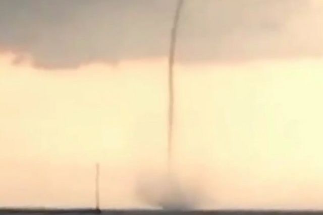 Warga Rekam Fenomena <em>Waterspout</em> di Perairan Probolinggo