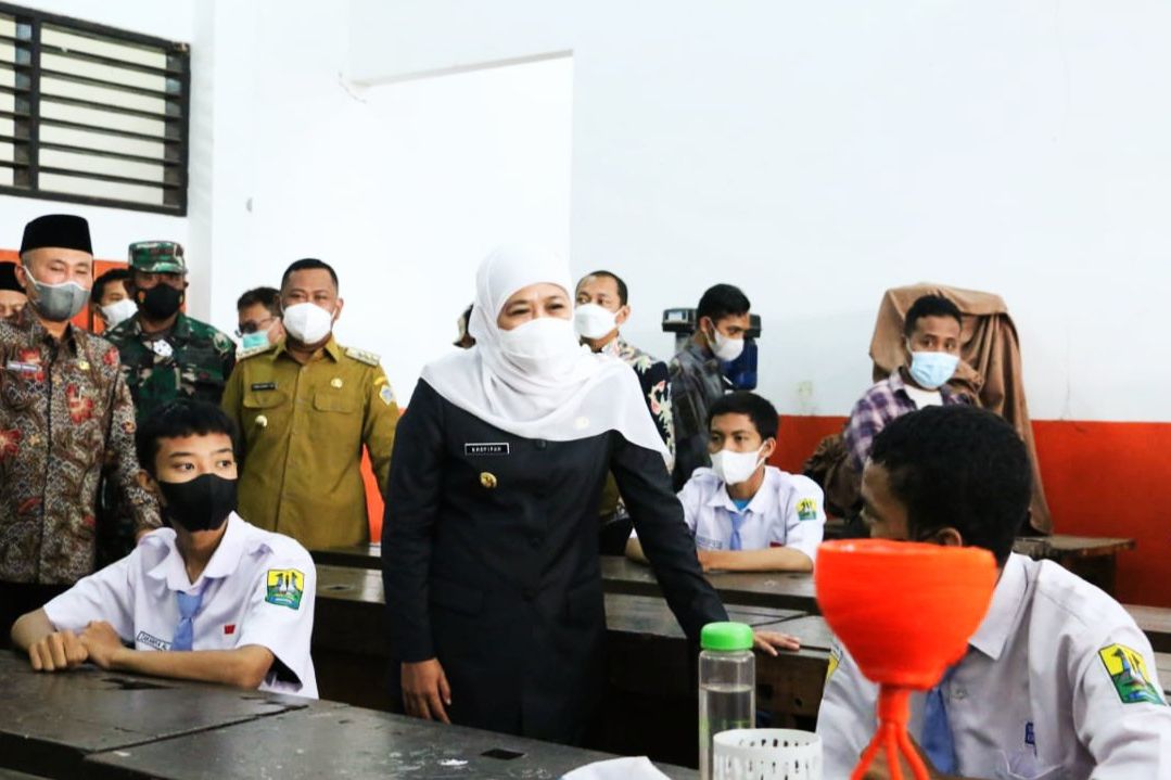 Khofifah Tinjau PTM di Gresik, Ingatkan Syarat PTM Terbatas
