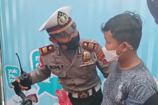 Bocah Asal Probolinggo Tetap Semangat Ikuti Vaksinasi dengan Naik Sepeda <em>Onthel</em>